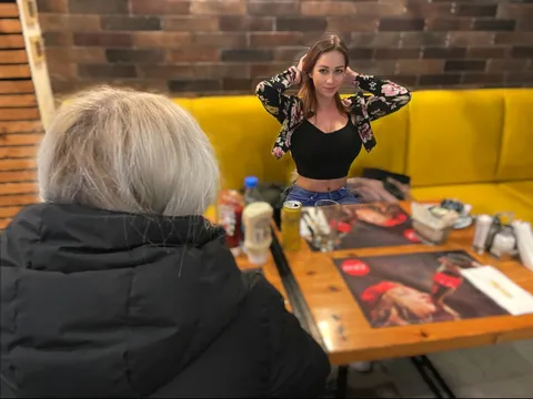Spontan im Restaurant von Fan gef**kt! Ich biete mich als süße Nachspeise an!