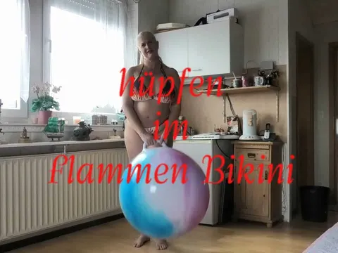 hüpfen im Flammen Bikini
