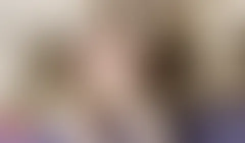 In Unterwäsche und Socken mit Rabbit Vibrator befriedigt