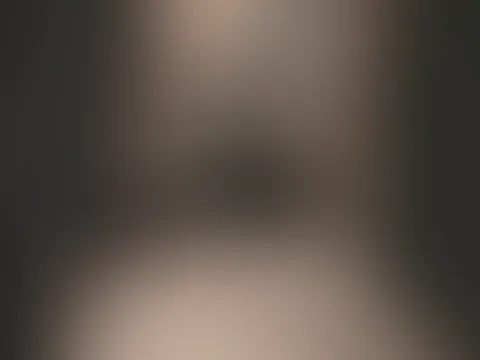 Weniger ist manchmal mehr... Nur im String und das Wichtigste bleibt meiner überlassen. Traust du dich?