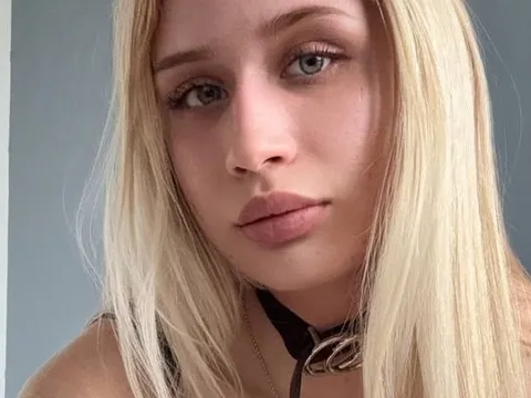 Die Blondine bittet darum, den breiten Gürtel um ihren Hals enger zu ziehen und sie im Doggy-Style zu nehmen.
