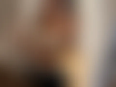 Würdest du nicht gerne von hinten kommen und meine Titten auspacken?