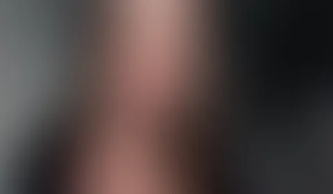 P**S-QUICKY!! Schau, wie die P**SE von meinen großen SCHAMLIPPEN tropft! Wegen des schlechten Wetters p**se ich heute mal in meine Badewanne anstatt es Outdoor zu tun, denn du willst ja sehen wie der