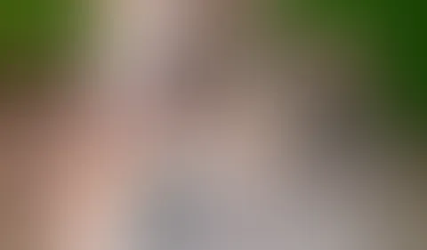 Er hat immer noch nicht genug von mir und f**kt mich heute schon zum dritten mal. Mein geiles Fötzchen und meine glänzenden Nylons machen ihn einfach total an. Und nun stopft er mir meine F***e schon