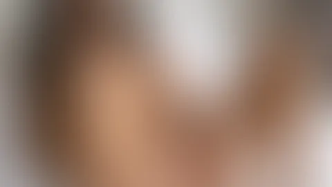Der Plug bereits im Po. Ich lieg hier und kann kaum warten. Schieb mir deinen harten Lümmel rein und rammel mich bis