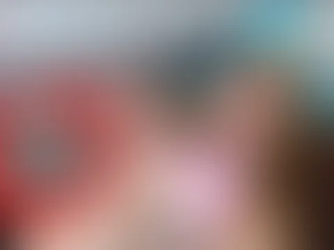 Blutjunges Teengirl besorgt es sich heimlich mit Dildo!