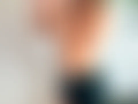 Mhh ich liebe ja einen schönen harten S*****z. Aber das ist ein Monsterdildo, den ich in meinem sexy Outfit mit meiner Zunge verwöhne