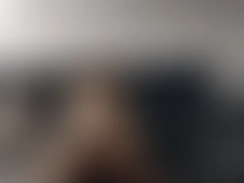 Rückenlage heißt nicht brav… eher hilflos grinsend, während ich genau bekomme, was ich will. Wer traut sich? 😈🔥