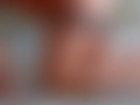 Na, würdest du mich von hinten nehmen? Hm? Schau zu, wie ich ganz brav meine Höschen ausziehe. Sieh dir meinen kleinen Po ganz aus der Nähe an. Gefällt dir meine M****i? Und was hältst du von meinem k