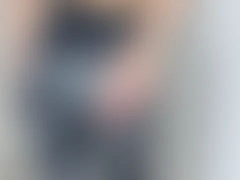 Für meine Abonnenten gibt’s natürlich die extra lange FSK-18-Version … oh, wie unachtsam von mir — scheint so, als hätte ich mein Höschen ganz zufällig vergessen. 😏🔥