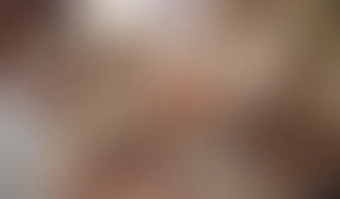Unser Gastgeber wird von drei Girls verführt und wir teilen uns den c******e aus einer M****i