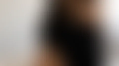 Schon brav hingekniet… wer füllt mir jetzt das Maul mit seinem dicken S*****z? 🥰