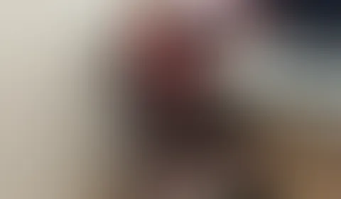 Im Homeoffice, oben ganz brav angezogen und unten im versauten Outfit 🤠Die Business S******e und keiner bekommt es mit. Das kommt öfters bei mir vor :) Da kam mir der S*****z zum leer saugen grade r