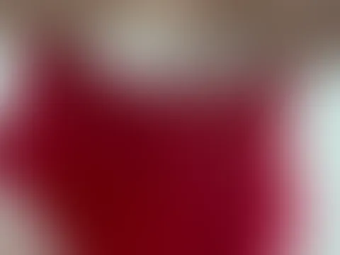 Eine langsame Bewegung, mein Körper im Rhythmus, meine Brüste schwingen weich mit jeder Bewegung. Mein Blick bleibt bei dir, als wärst du genau hier unter mir. Stell dir vor, wie ich dich reite, wie n