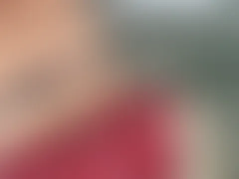 💦 Zu heiß für den Whirlpool? 💦  Die B****n sind nicht das Einzige, was heute für Aufregung sorgt… 😘🔥  Ich genieße die Wärme auf meiner Haut und frage mich, was du gerade denkst. Verrätst du es mir