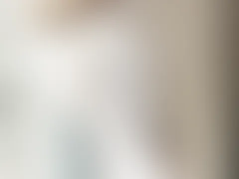 Manchmal reicht ein Blick. Manchmal eine kleine Bewegung. Und manchmal solltest du einfach auf “Play” drücken… 😏🔥 Heute gibt es einen exklusiven Blick hinter die Kulissen meines Shootings. 🎥✨ Langs