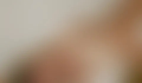 Blonde S******e gibt am Bett einen Blowjob