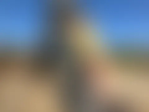 Nur in meinem Netzkleid und Highheels lehne ich an einen riesigen Baggerarm. Meine nackten Tittchen lasse ich von der Sonne verwöhnen. Oder willst du dies übernehmen?