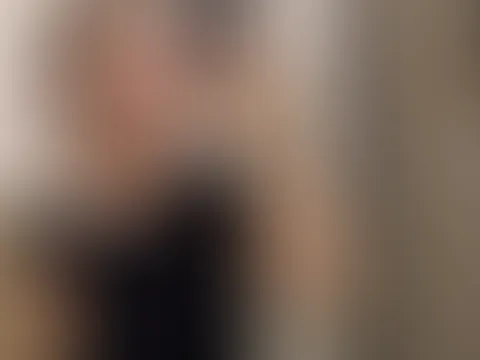 Teen mit Zahnspange putzt ihre Zähne