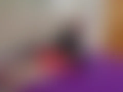 Facesitting in Lederleggings/ Sklave😈 Mein Sklave liegt im Bett mit Peniskäfig, beigen Strümpfen mit spitze, rotem Leder/Spitzen Body und einer Ledermaske😏 Ich (Domina) trage einen schwarzen Lederbo