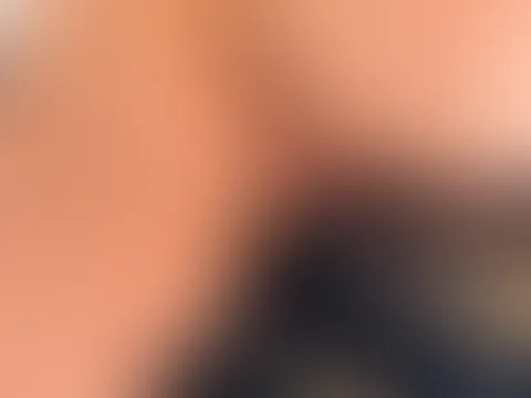 ✨ Siehst du, wie sehr sie nach Aufmerksamkeit verlangt? 😏👑 Was würdest du mit meiner Prinzessin anstellen, wenn du sie ganz für dich allein hättest? 💋🔥 Verrat es mir in den Kommentaren oder priva