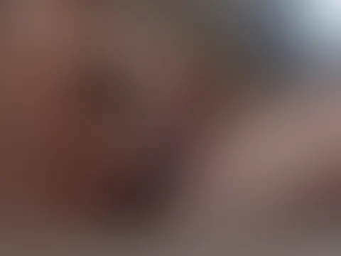 Mmm… ich liege gerade nur im Höschen und in meinem Pullover auf dem Sofa… 😋 Willst du mal unter mein Höschen schauen? 🙈 Mmm… meine M****i ist heute wieder ganz brav und schön geschniegelt… 😋