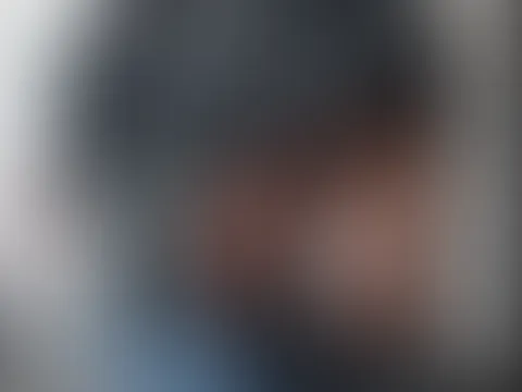 Wie wäre es, den Arbeitstag im Büro ein bisschen aufzupeppen, hm? Nimmst du mich von hinten? Und dann drehst du den Stuhl um, f**kst mir den Mund und spritzt mir schön in den Mund? Mmm… Also komm scho