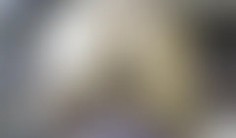 Stell dir vor, du stehst genau hinter mir. Du siehst mich, wie ich mir den Silikondildo in die P***y schiebe. Bei dir regt sich was und du packst mich an der Hüfte, ziehst mich zu dir und steckst mir