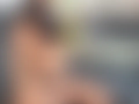 Ich sitze im transparenten Top und einer Netzstrumpfhose auf dem Sofa und rieche an meiner Lieblingsblume. Siehst du wie meine Knospen auch wachsen?đđ„