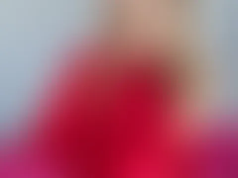 Ich bin heute besonders verspielt. Zwei hohe Pferdeschwänze, schwarze Strümpfe, die meine Beine so sexy umschmeicheln, und dieser dünne, durchsichtige schwarze Slip...