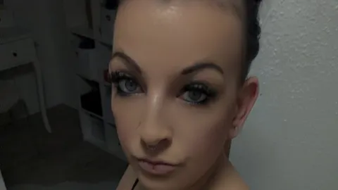 Geduscht und ready für dich.