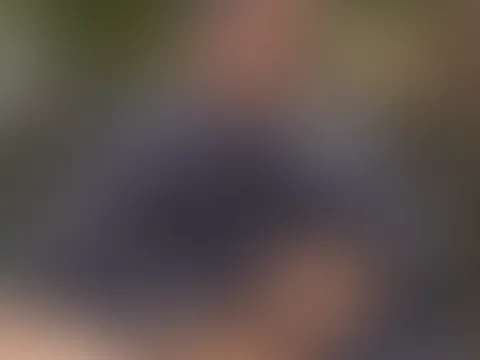 Ich wollte nach dem duschen einfach noch kurz entspannen draussen, aber dann überkam mich die Lust und ich wollte es mir besorgen😮‍💨🤫 Nackt unter dem Bademantel verwöhne ich mich.  Willst du mir da