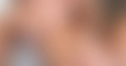 Wo schaust du hin? Auf meine geilen Titten, meine Nippel sind so hart …, auf meine Lippen - ich trage heute meinen neuen Lippenstift für dich? Oder doch auf meine geschwollene, rote P***y, die ich wäh