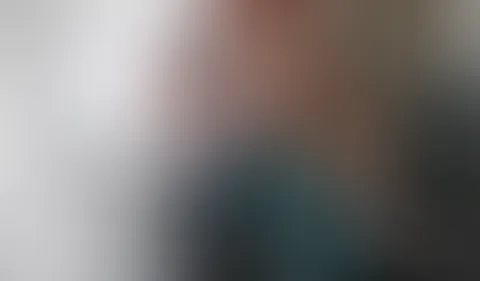 Was ist das bitte für ein dreister Spanner? Beobachtet mich durchs Fenster und glotzt mir dabei voll auf den A***h!? Ich rufe mir den jungen Bubi einfach mal rein, um ihn mir genauer anzusehen.. ob de