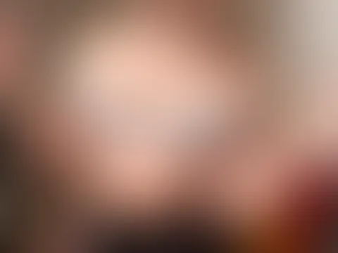 Ich glaube, mein BH hält heute nicht mehr lange… 😇 Ein kleiner Zug an den Trägern und plötzlich wird es hier ganz schön spannend. Soll ich ihn einfach fallen lassen… oder soll ich dich noch ein bissc