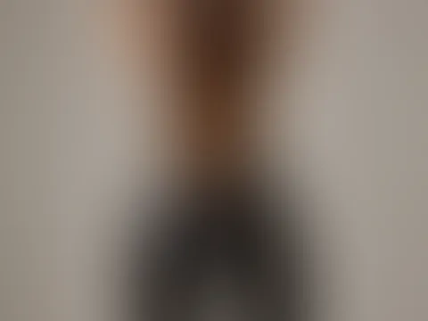 Schwarzes Latex schmiegt sich so eng an die Haut, dass jeder Atemzug zur Anstrengung wird 😈. Es knistert leise, während es meine Schenkel zusammenpresst 💦. Noch enger – und ich fühle mich nicht mehr