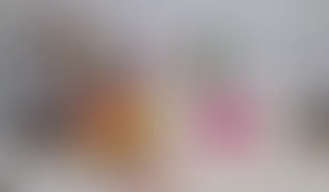 Sexy Hexe schiebt sich Minikürbis in die P***y
