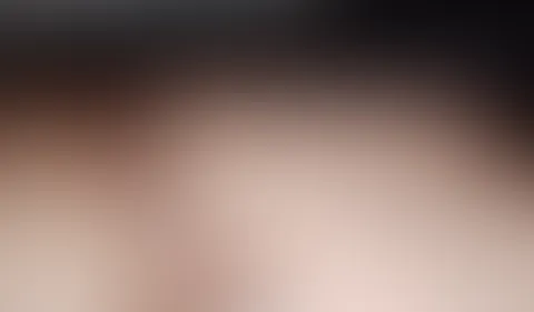 Hartes Fingern am Badezimmerboden