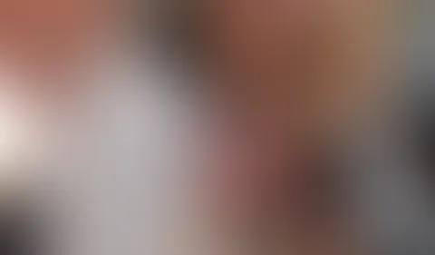An stressigen Tagen muss sich Frau zu helfen wissen. Also schnelle Nummer mit dem kleinen Helfer auf dem Parkplatz.