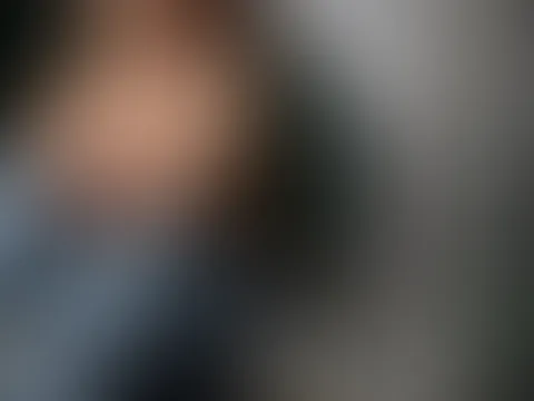 Ich frage mich gerade, was passieren würde… wenn du jetzt hier neben mir sitzen würdest. Vielleicht würden wir einfach nur reden – oder wir würden merken, dass der Abstand zwischen uns viel zu groß is