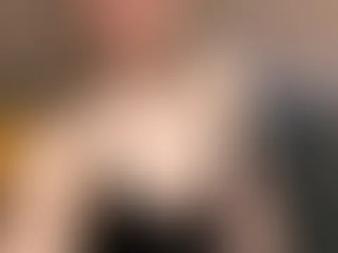 Heute fühl ich mich elegant… aber mit einem kleinen Geheimnis darunter 🖤 So unschuldig, wie ich schaue, bin ich nämlich nicht 😉 Bleib bei mir – ich zeig dir, was dahinter steckt 💫