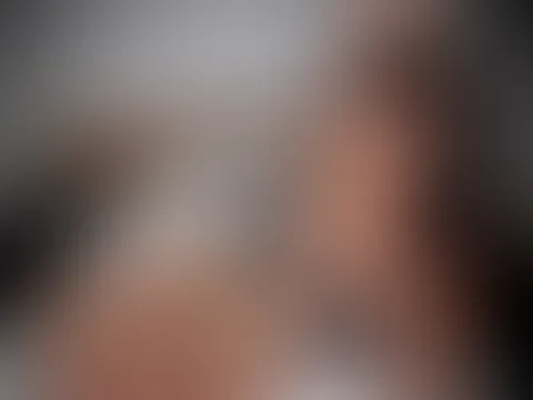 Stell dir vor, du kommst gerade zu mir ins Schlafzimmer… was wäre das Erste, was du mir sagen würdest wenn ich so im Bett auf dich warte? 😈