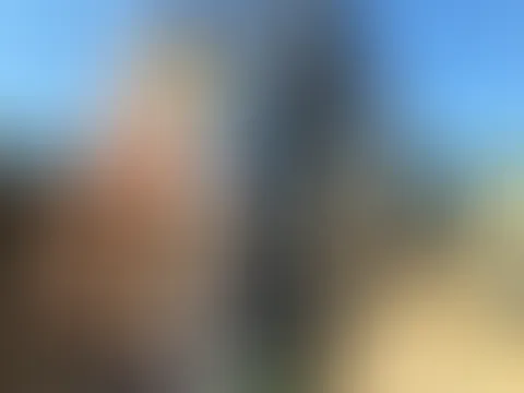 Mit nacktem A***h auf einem Bagger