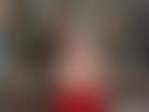 Ich saß im Schneidersitz vor meinem Bücherregal, dabei habe ich mein rotes Sommerkleid so drappiert, das der Blick auf alle meine heißen Zonen frei war - Brüste und meine geile rasierte P***y sind dir