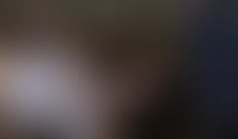 Ich muss p*****n. So unglaublich dringend, aber mein Herr geht vor. Erst wenn er fertig ist mit p*****n und ich ihm zu seiner vollen Zufriedenheit als Urinal gedient habe, darf auch ich p**sen. Doch d
