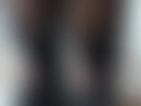 Jetzt überlege ich — soll ich einen Minirock mit Strümpfen und Höschen tragen… oder ohne? 😜 Was meinst du? 😋