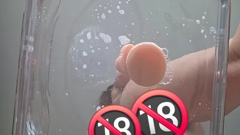 Dildoritt auf dem transparenten Stuhl🤫