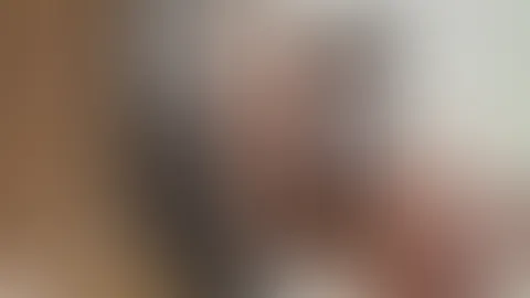 Bleib liegen und öffne weit. Ich stelle meinen Absatz von oben direkt auf deine Zunge und drücke langsam nach, bis du richtig schmeckst, wie Leder und Macht schmecken 😈