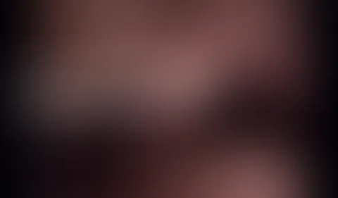 ...grad erst aufgewacht und schon wieder feucht 🤤💧🔥 ... wer traut sich zu dieses geile Loch endlich zu zähmen? 😳🥵 - Zeigt mir gern auch, womit ihr es zur Vernunft bringen wollt 🤭😈😈🥵 #horny #