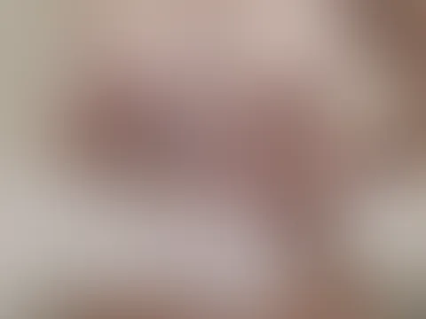 In der Badewanne Spaß haben mit Dildo
